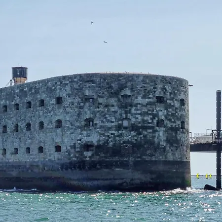 2 Bedroom Awesome In Apartment Royan