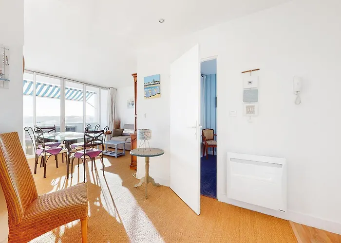 2 Bedroom Awesome In Apartment *