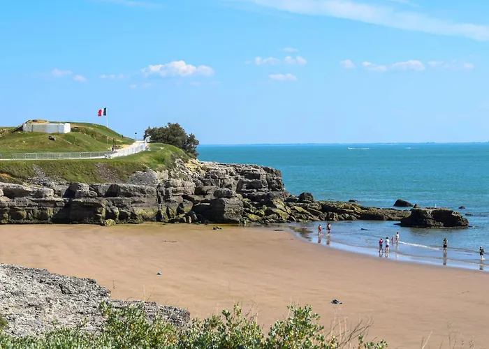 2 Bedroom Awesome In Apartment Royan